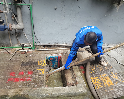 苏尼特左清掏化粪池